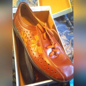 Women's comfort walking shoes